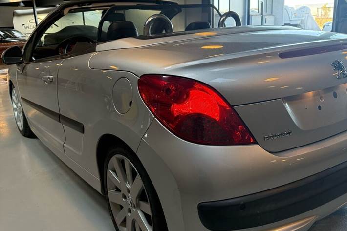 Grå Peugeot 207 fra 2007