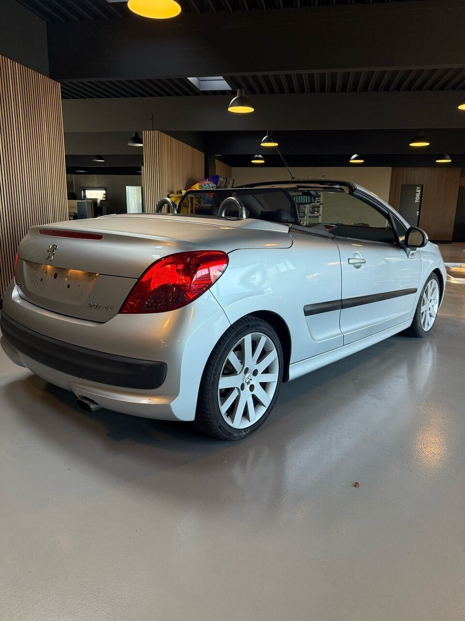 Grå Peugeot 207 fra 2007