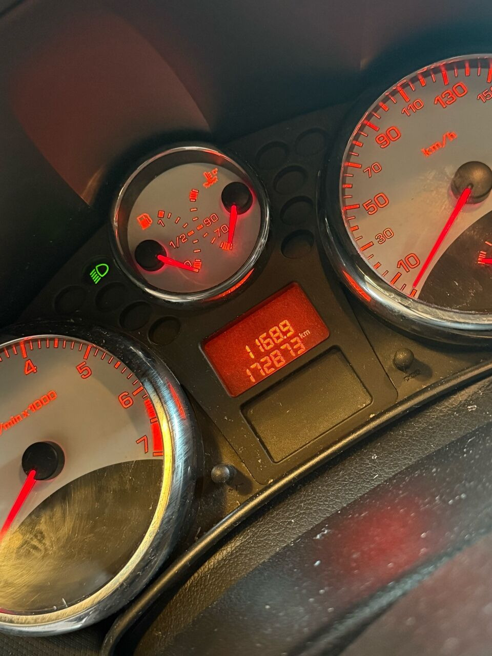 Grå Peugeot 207 fra 2007