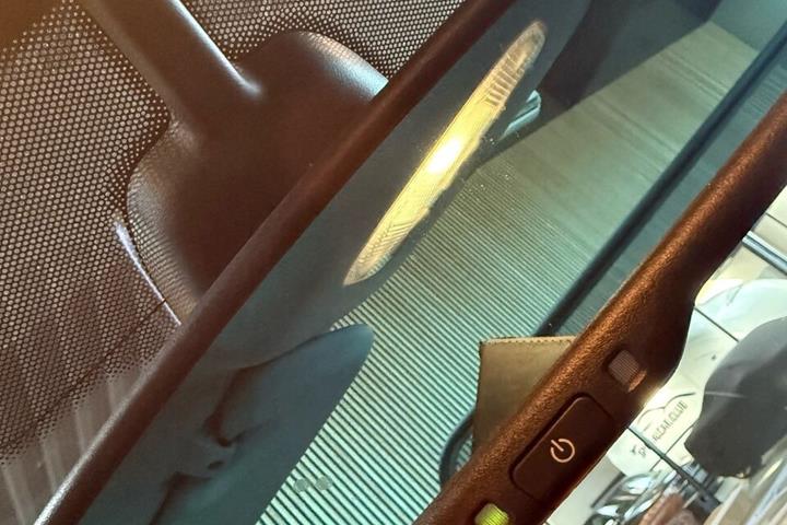 Grå Peugeot 207 fra 2007