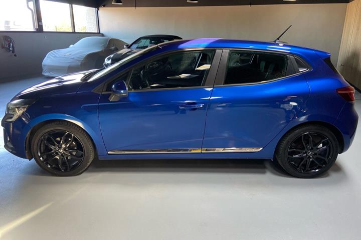 Blå Renault Clio fra 2020