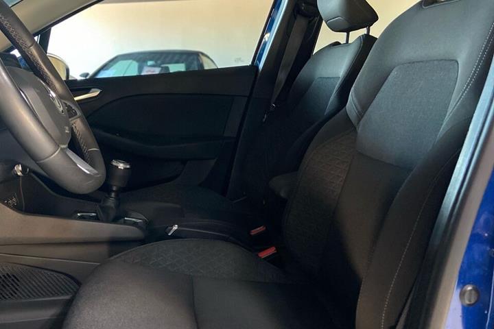 Blå Renault Clio fra 2020