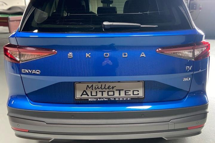 Blå Skoda Enyaq fra 2022