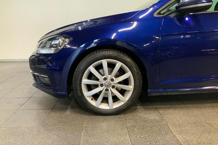 Blå VW Golf VII fra 2018