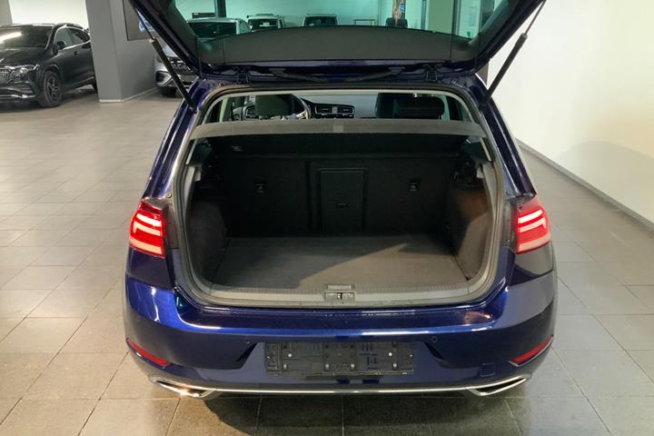 Blå VW Golf VII fra 2018