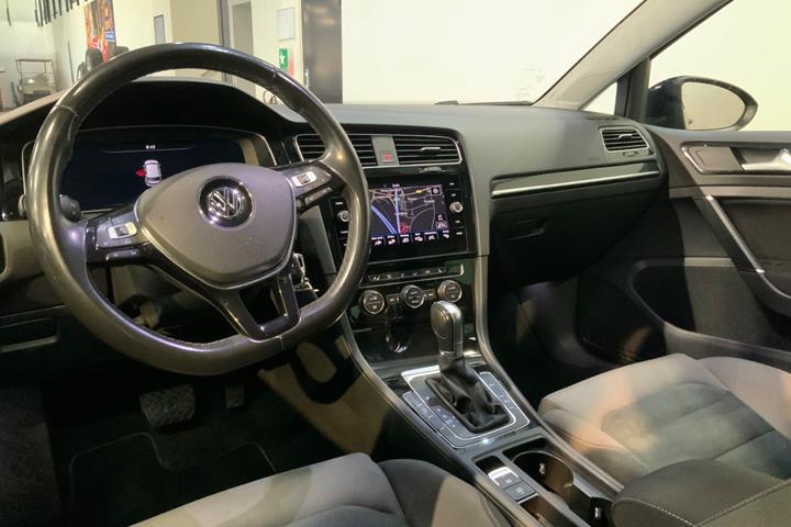 Blå VW Golf VII fra 2018
