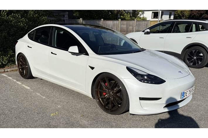 Hvid Tesla Model 3 fra 2022