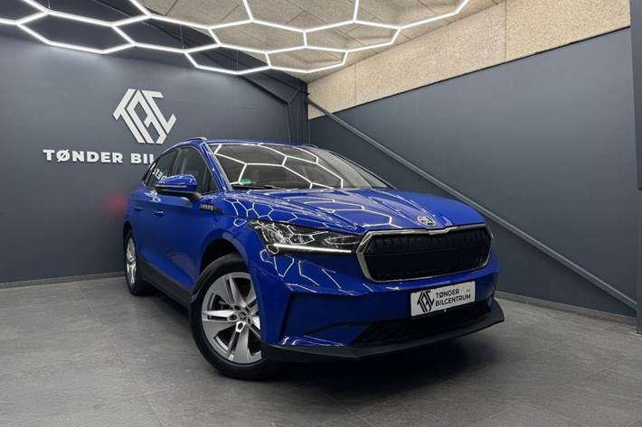 Blå Skoda Enyaq fra 2023 set udefra