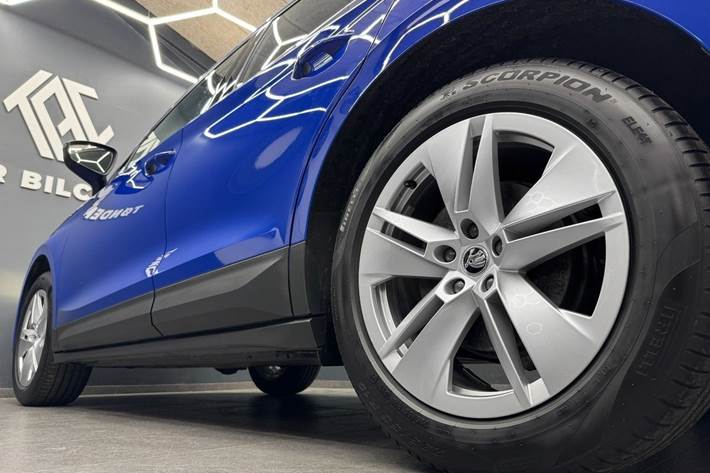 Blå Skoda Enyaq fra 2023