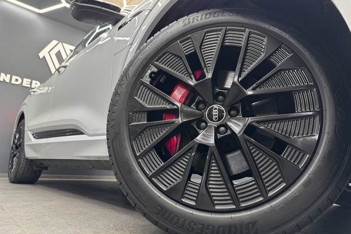 Hvid Audi Q8 e-tron fra 2024