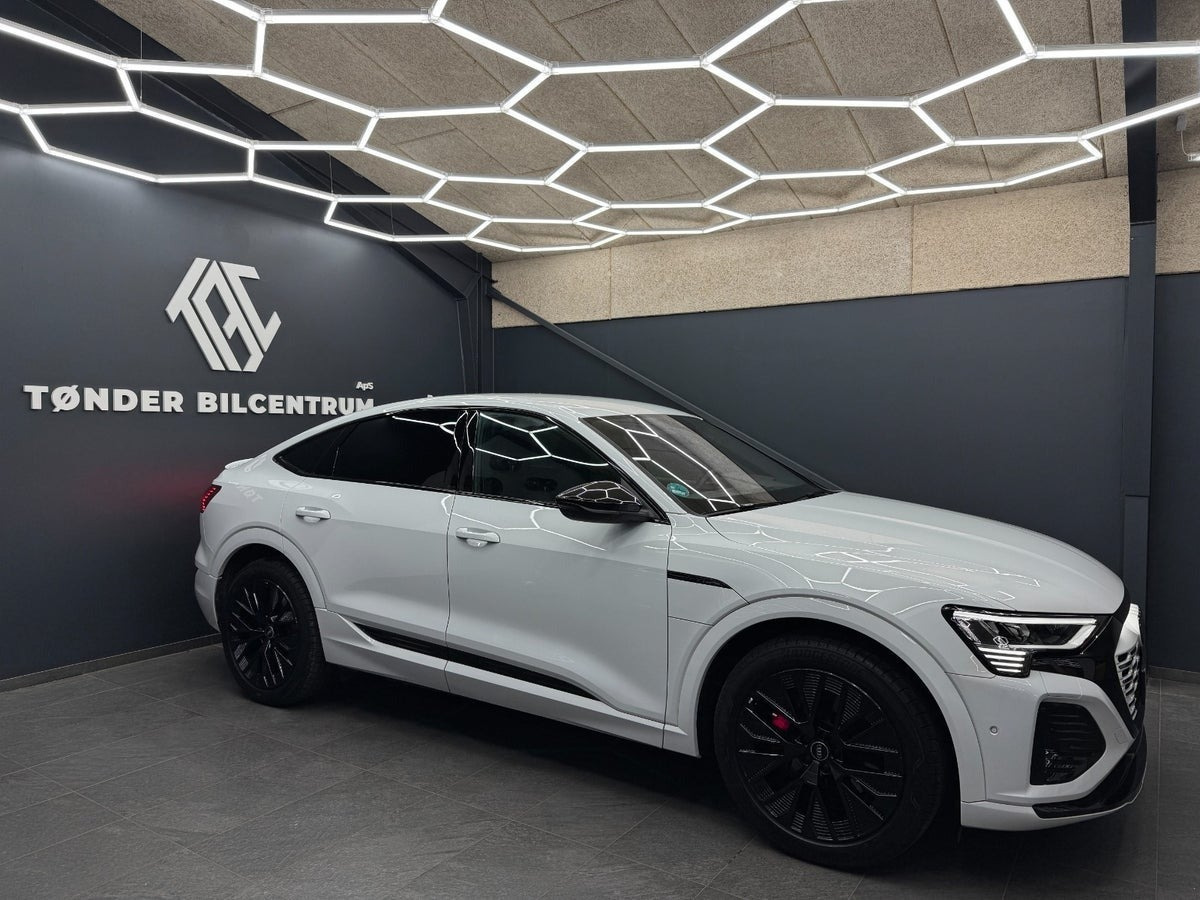 Hvid Audi Q8 e-tron fra 2024