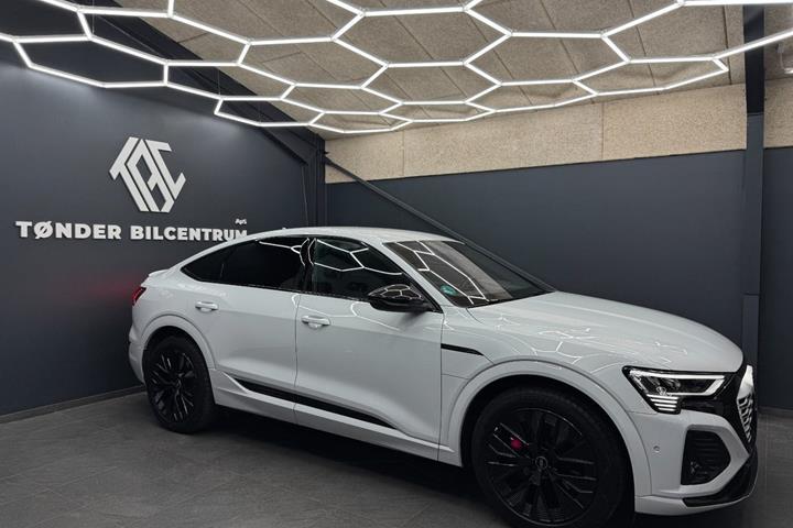 Hvid Audi Q8 e-tron fra 2024