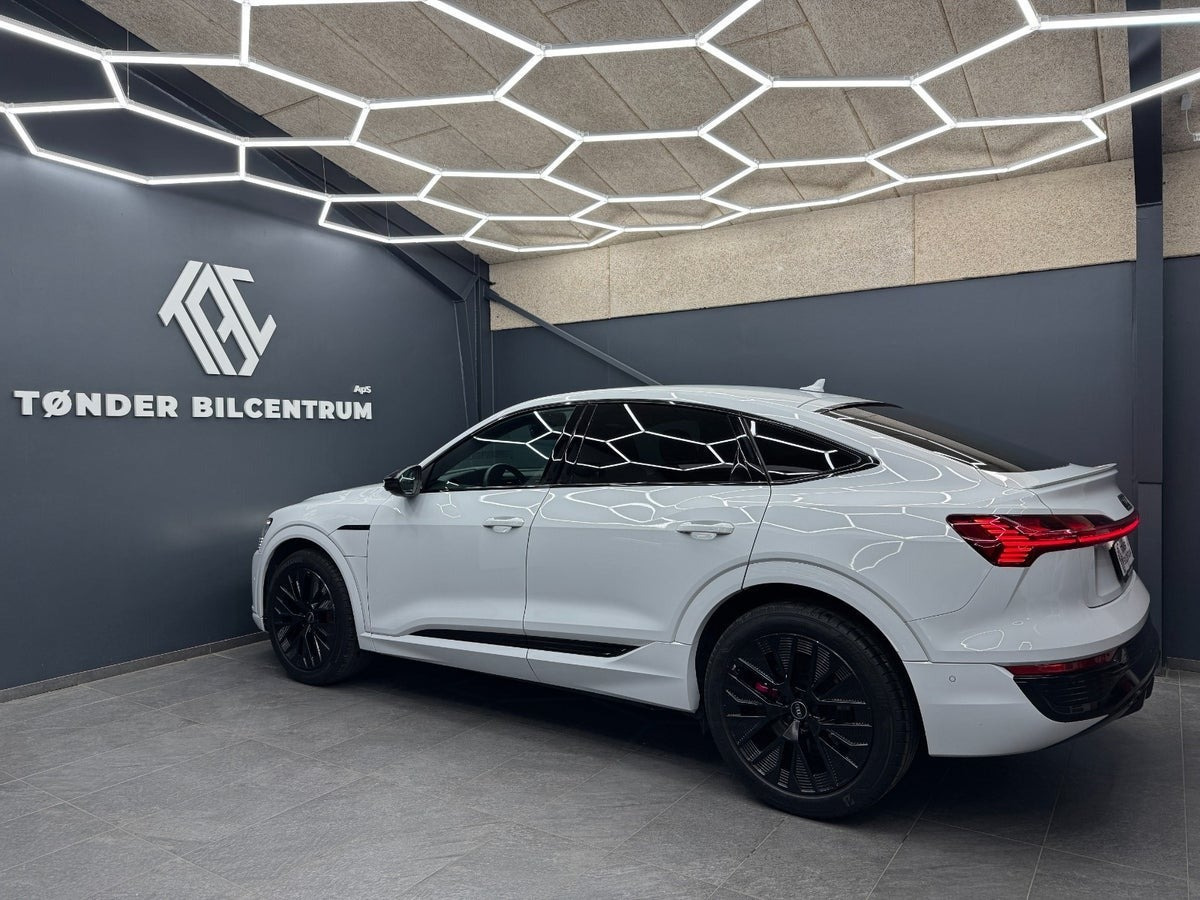 Hvid Audi Q8 e-tron fra 2024