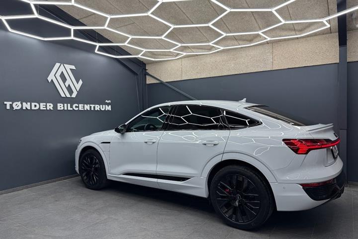 Hvid Audi Q8 e-tron fra 2024