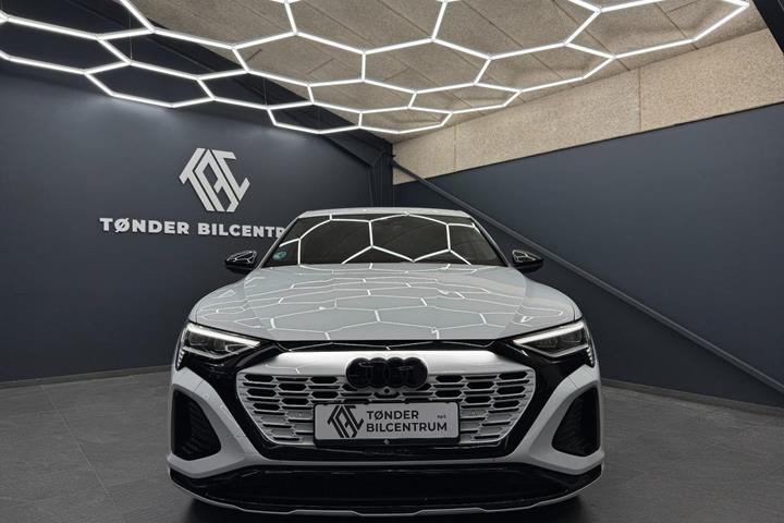 Hvid Audi Q8 e-tron fra 2024