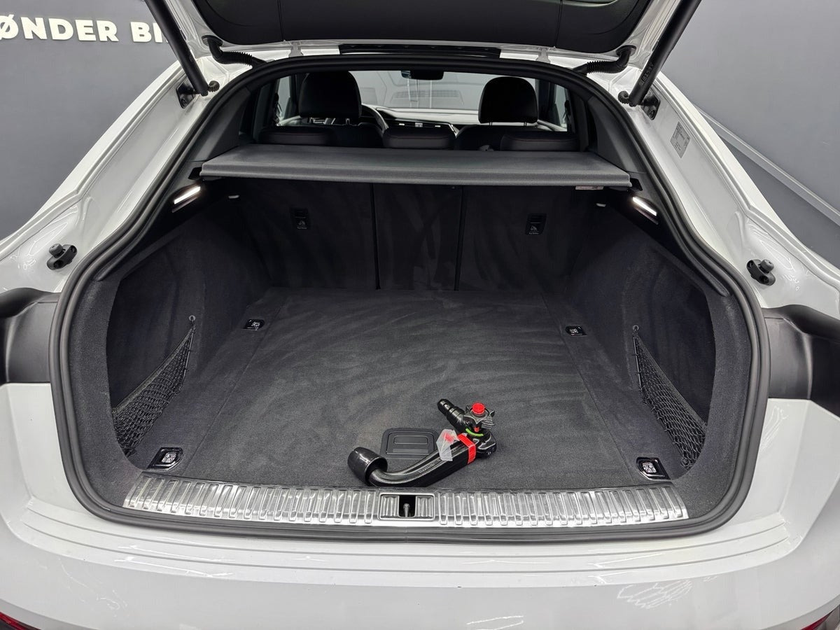 Hvid Audi Q8 e-tron fra 2024