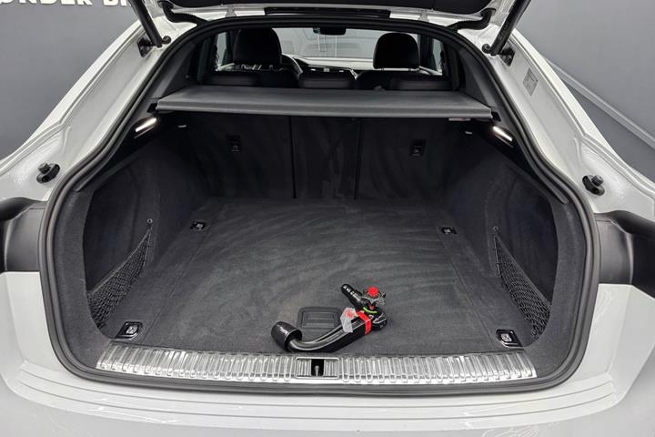 Hvid Audi Q8 e-tron fra 2024