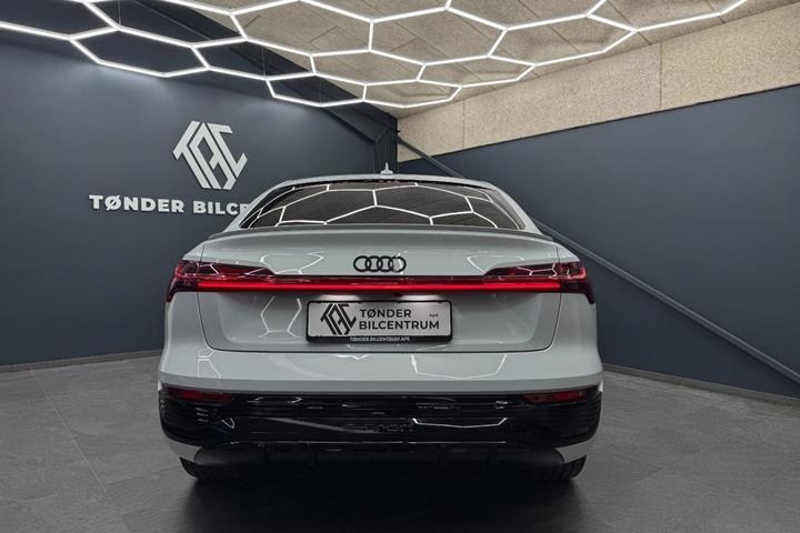 Hvid Audi Q8 e-tron fra 2024