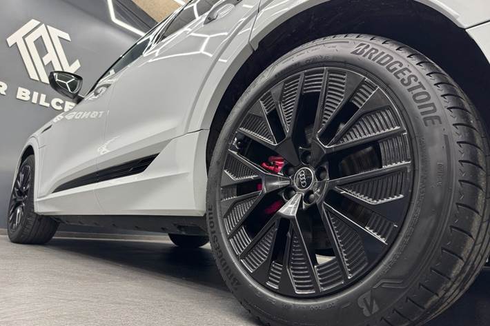 Hvid Audi Q8 e-tron fra 2024