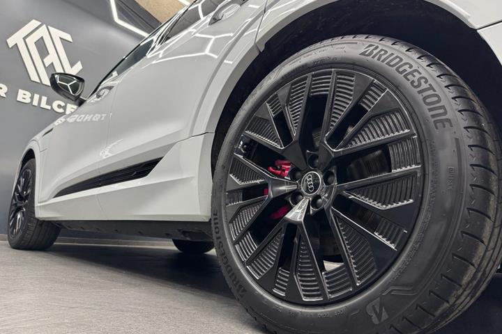 Hvid Audi Q8 e-tron fra 2024