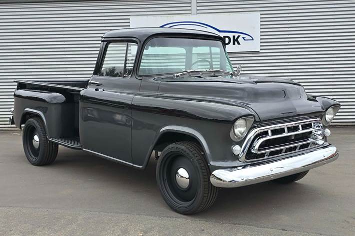 Grå Chevrolet 3100 fra 1957 set udefra