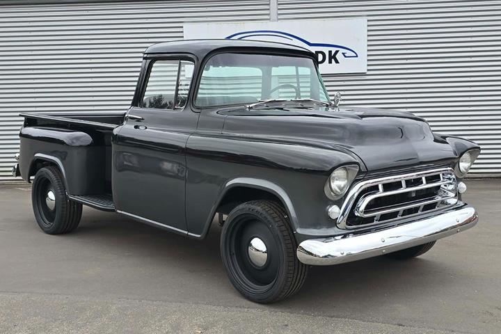 Grå Chevrolet 3100 fra 1957 set udefra