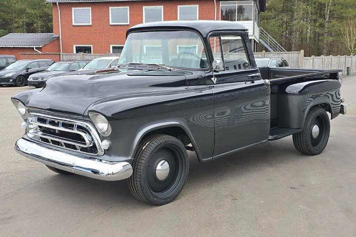 Grå Chevrolet 3100 fra 1957 set udefra