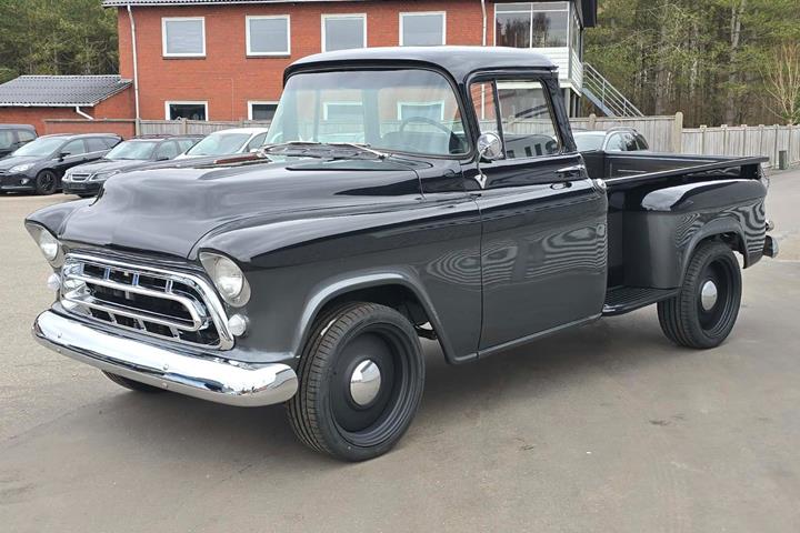 Grå Chevrolet 3100 fra 1957 set udefra