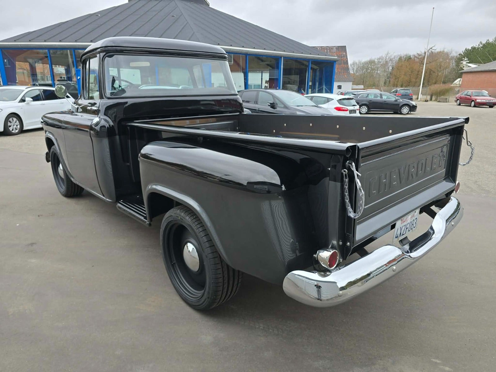 Grå Chevrolet 3100 fra 1957 set udefra