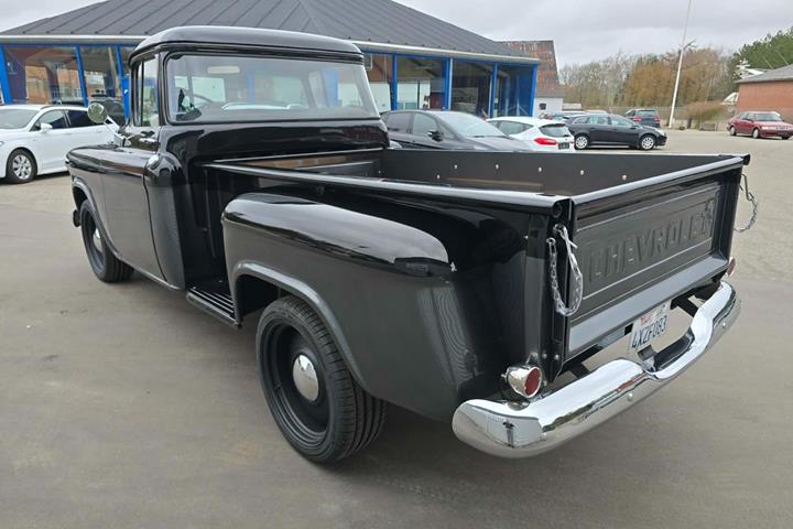 Grå Chevrolet 3100 fra 1957 set udefra