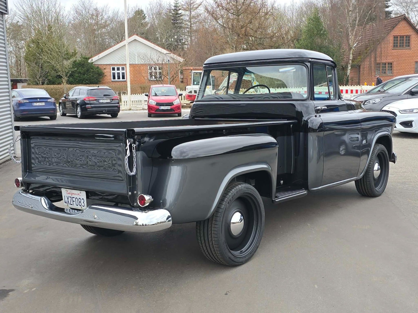 Grå Chevrolet 3100 fra 1957 set udefra