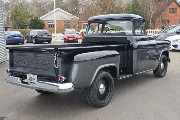 Grå Chevrolet 3100 fra 1957 set udefra