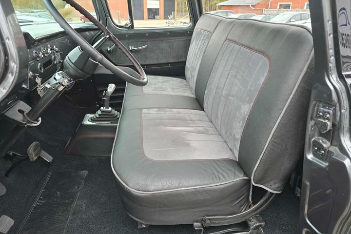 Grå Chevrolet 3100 fra 1957 set indefra