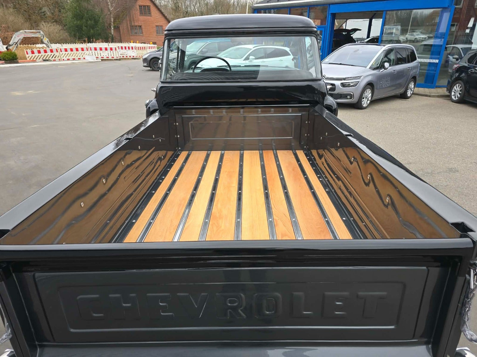 Grå Chevrolet 3100 fra 1957 set udefra