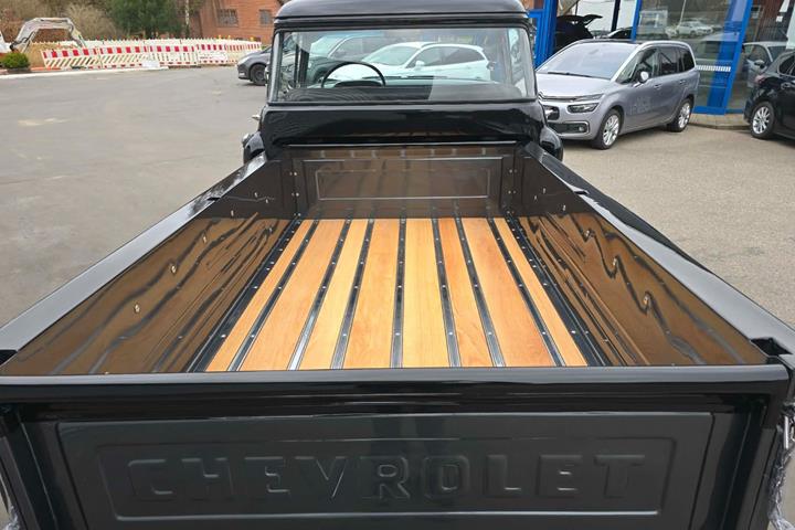 Grå Chevrolet 3100 fra 1957 set udefra