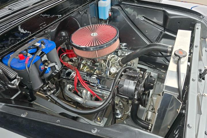 Grå Chevrolet 3100 fra 1957 set udefra