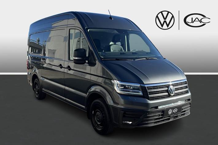 Grå VW Crafter 35 fra 2022