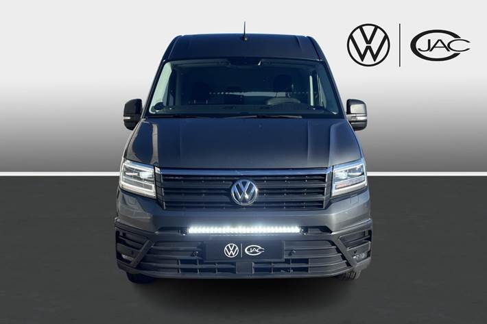 Grå VW Crafter 35 fra 2022