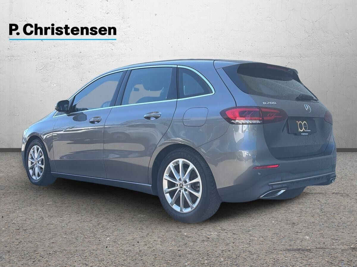 Grå Mercedes B200 fra 2020