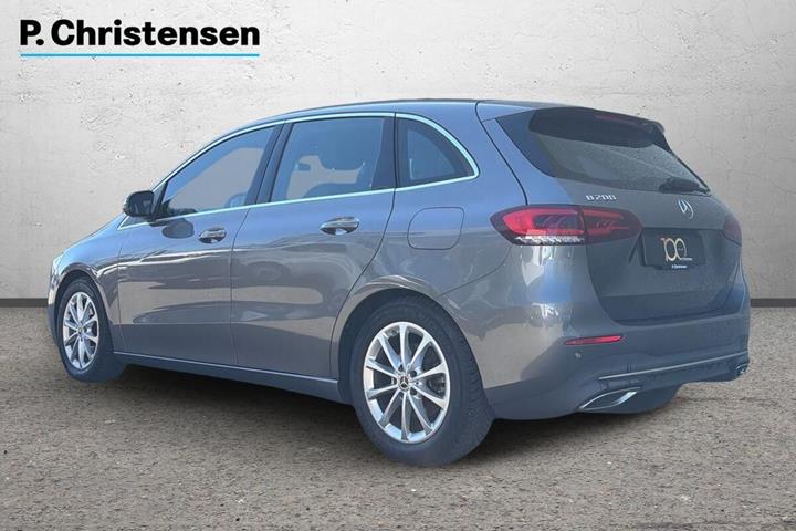 Grå Mercedes B200 fra 2020