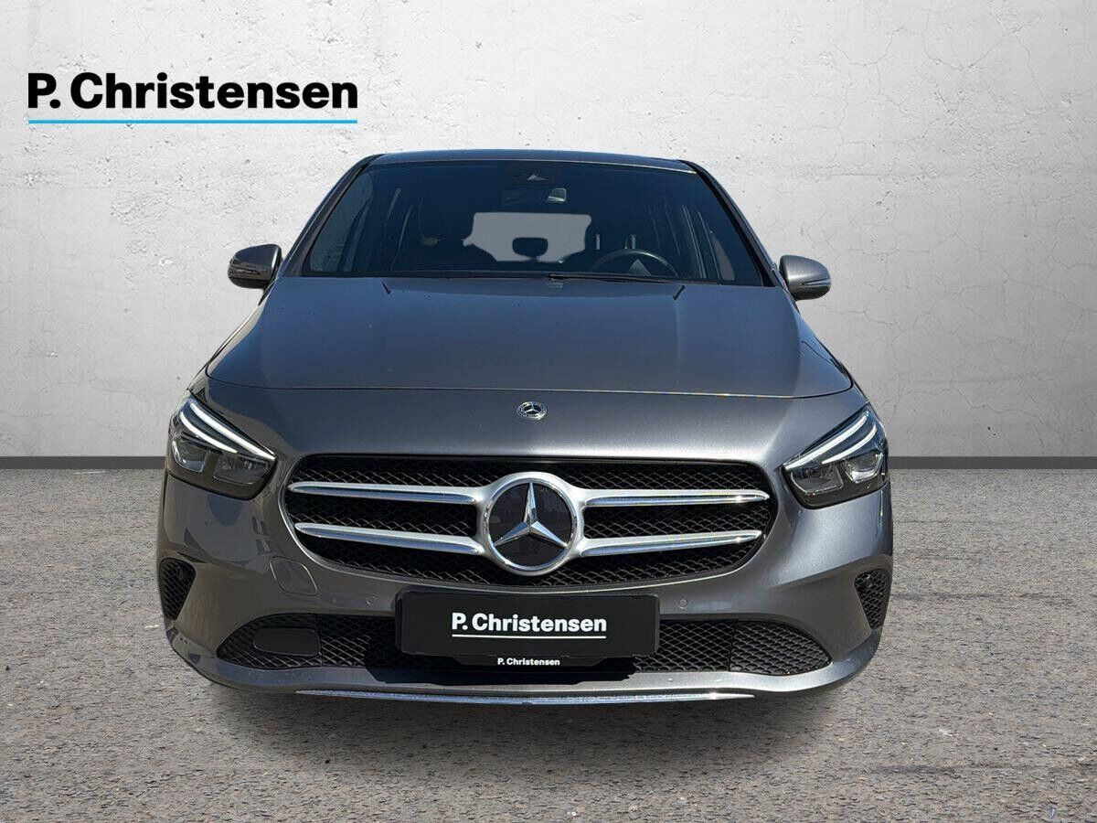 Grå Mercedes B200 fra 2020