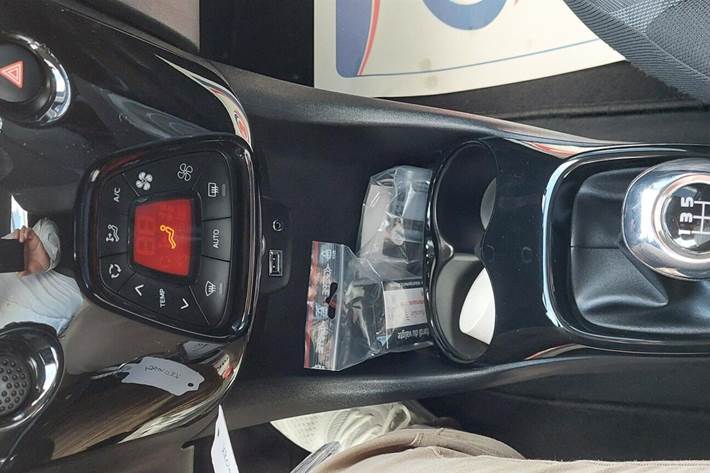 Grå Peugeot 108 fra 2019