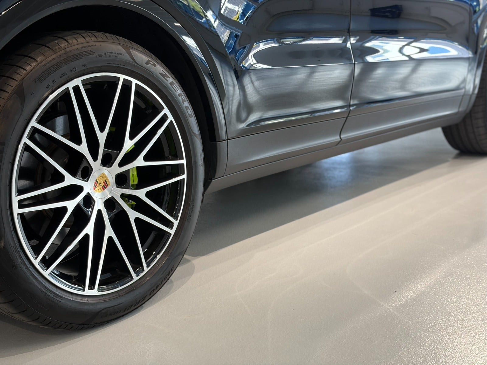 Sort Porsche Cayenne fra 2023