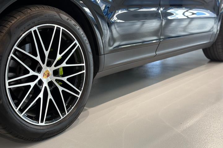 Sort Porsche Cayenne fra 2023