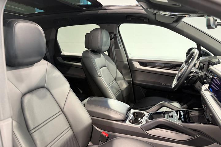 Sort Porsche Cayenne fra 2023