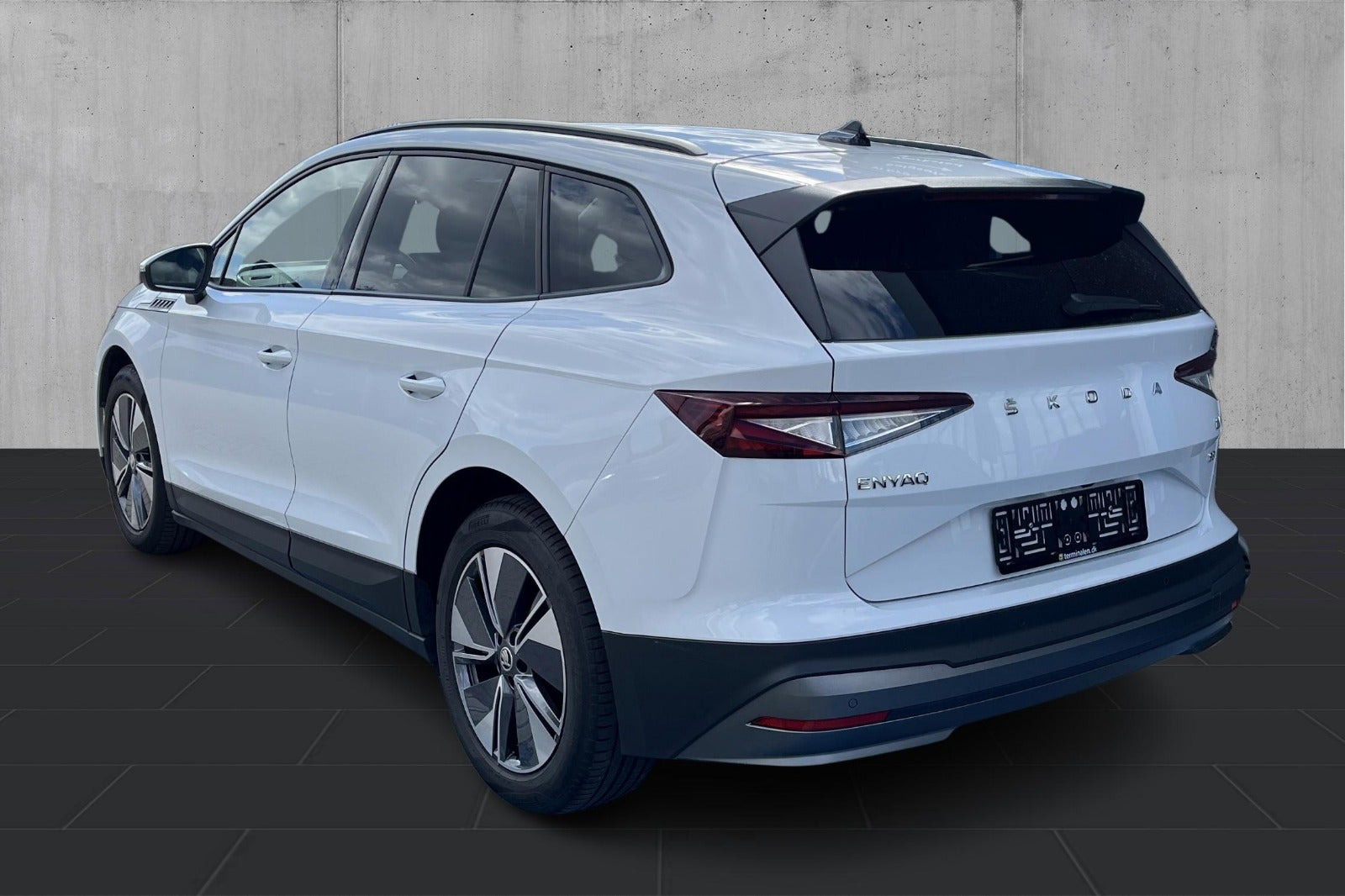 Hvid Skoda Enyaq fra 2021