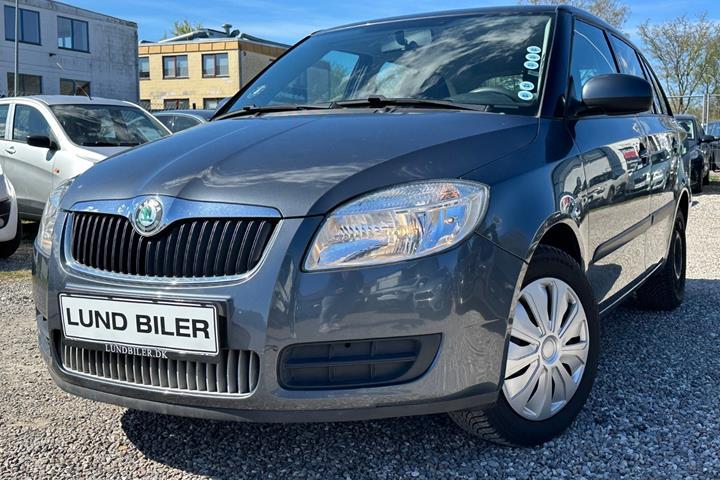 Grå Skoda Fabia fra 2009 set udefra