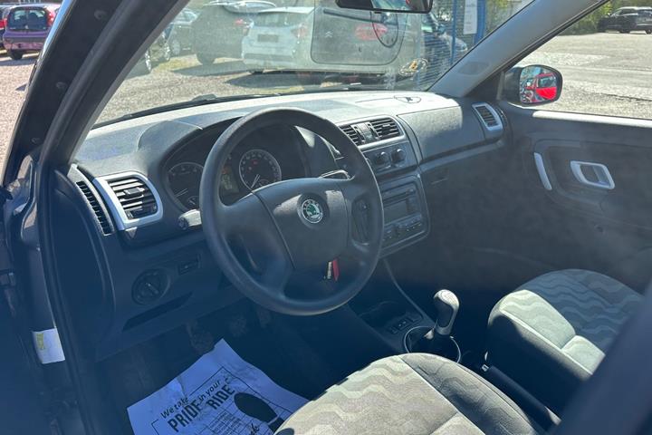 Grå Skoda Fabia fra 2009