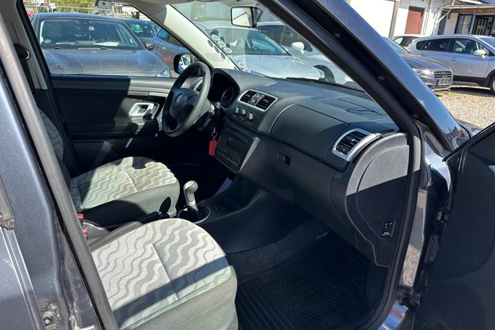 Grå Skoda Fabia fra 2009