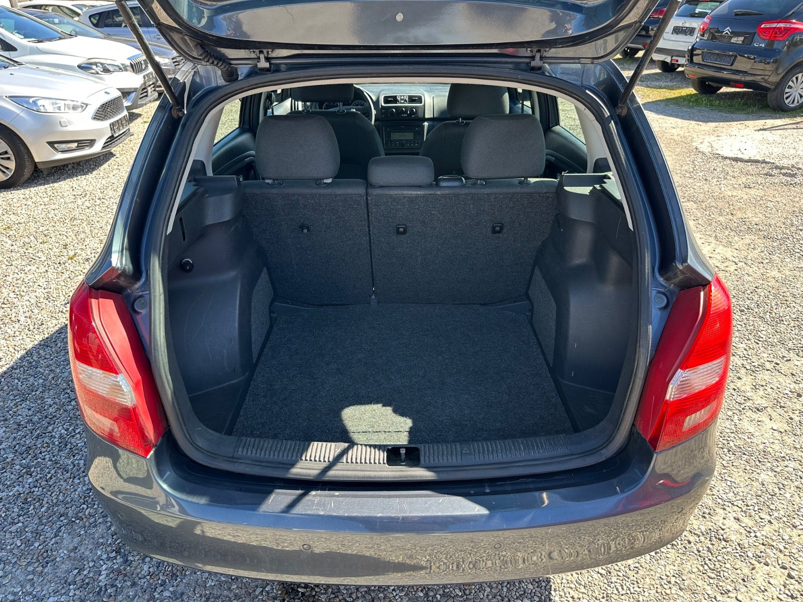 Grå Skoda Fabia fra 2009